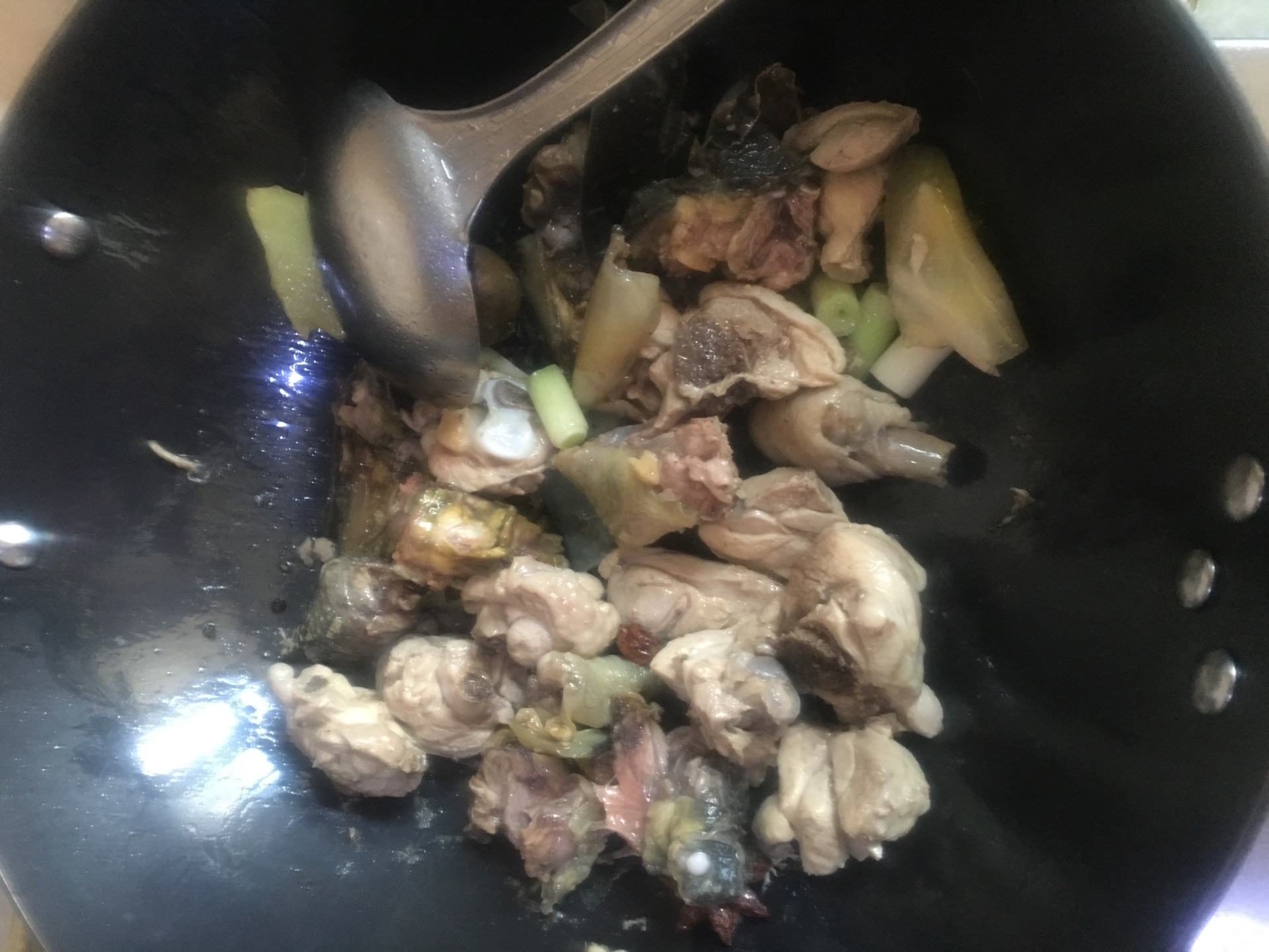 甲鱼汤的做法放什么药材,甲鱼汤的做法小孩能喝吗