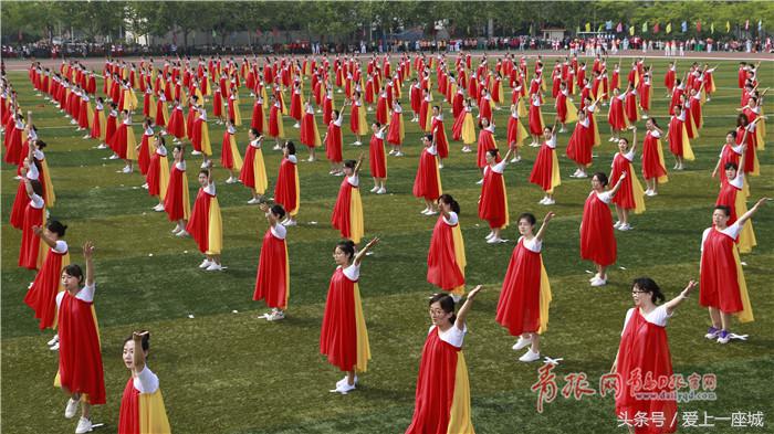 震撼！青岛一高校齐秀瑜伽、太极剑，太壮观了