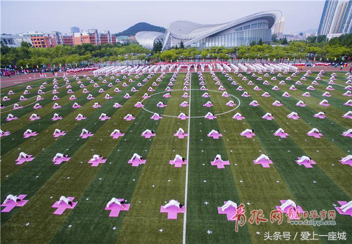 震撼！青岛一高校齐秀瑜伽、太极剑，太壮观了