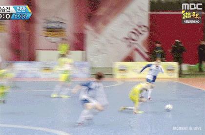 exo金珉锡踢足球,exo金珉锡aoa申智珉