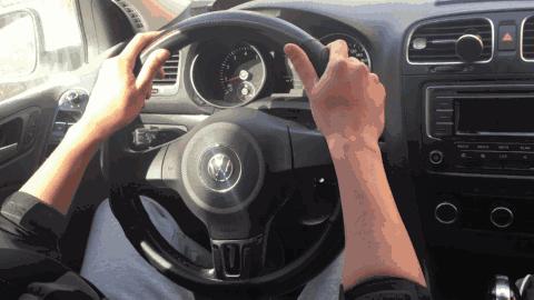 握方向盘的姿势看驾龄,手握方向盘的姿势代表什么