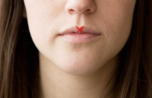 画眼线的时候手抖眼睛痒怎么办,手残党也能学会的眼线小技巧