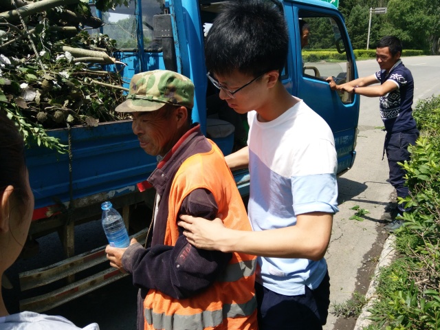 拥簇城市“黄玫瑰”守望10载“针青年”