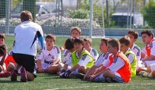 1分钟快速提升球员的足球基本功,你必须要学会的足球小技巧