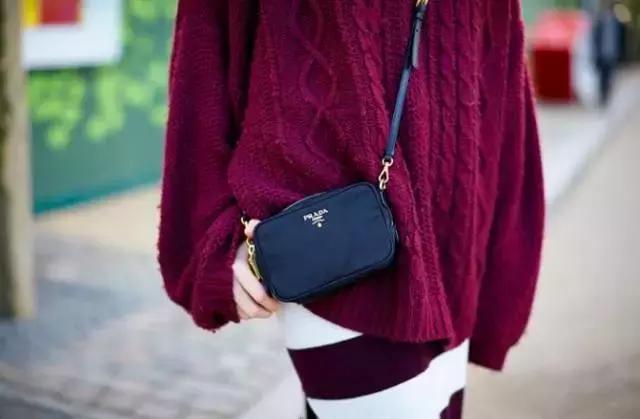 prada包包星巴克联名每家限量多少,prada女式包包价格及图片官网