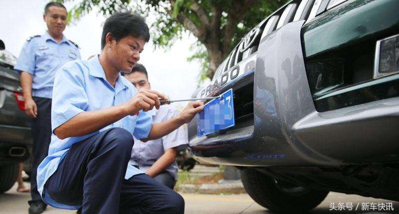 车牌螺丝上的盖子掉了会被处罚吗,车牌螺丝掉了被交警抓到了怎么办