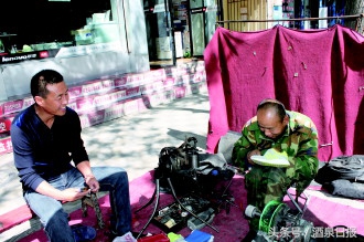 酒泉人王仁德的修鞋摊是*意民**街的“新闻会客厅”