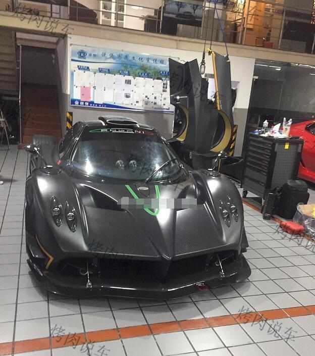 4000万的帕加尼去保养，就换个机油，一半的车身都拆了