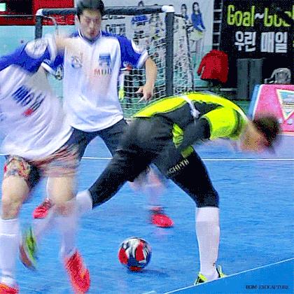 exo金珉锡踢足球,exo金珉锡aoa申智珉