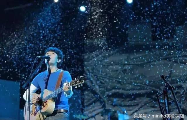 8年了,他每一次粗现都能让成都人嗨得花枝颠颤!