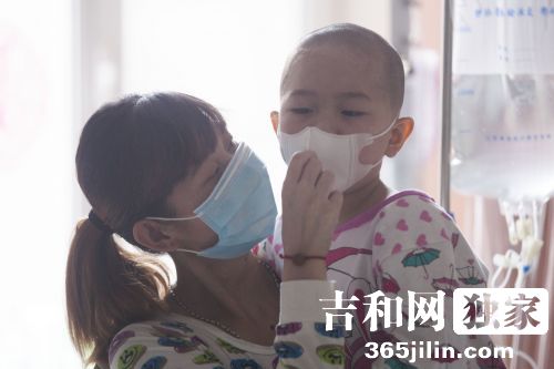 除夕夜九台4岁的小然然被诊断为白血病躺在病床上