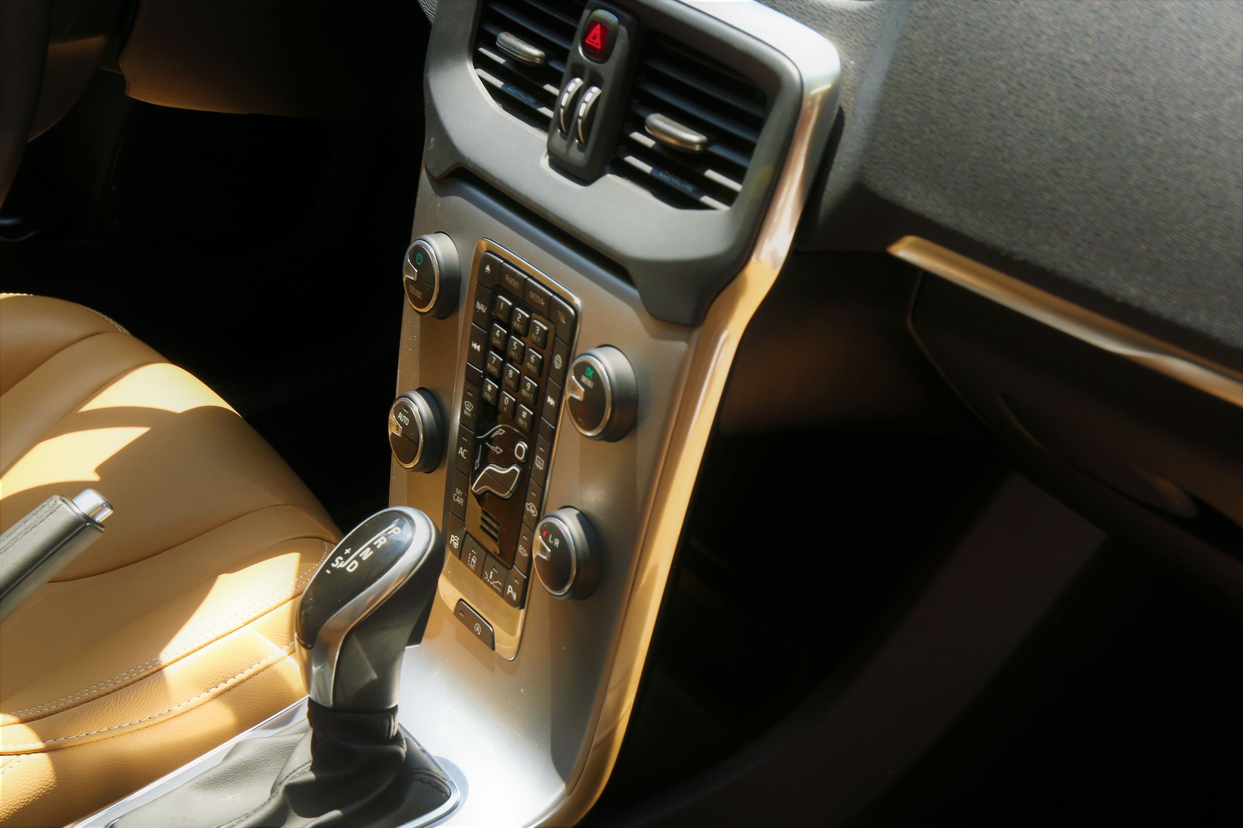 沃尔沃v40试驾视频胖哥,试驾沃尔沃v40对比高尔夫