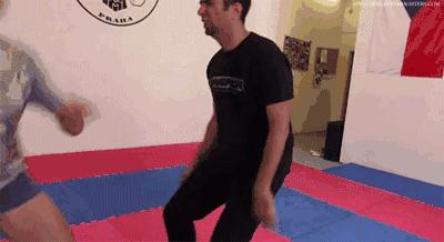 女生被扯头发防身小技巧,女生被陌生男掐脖子怎么办