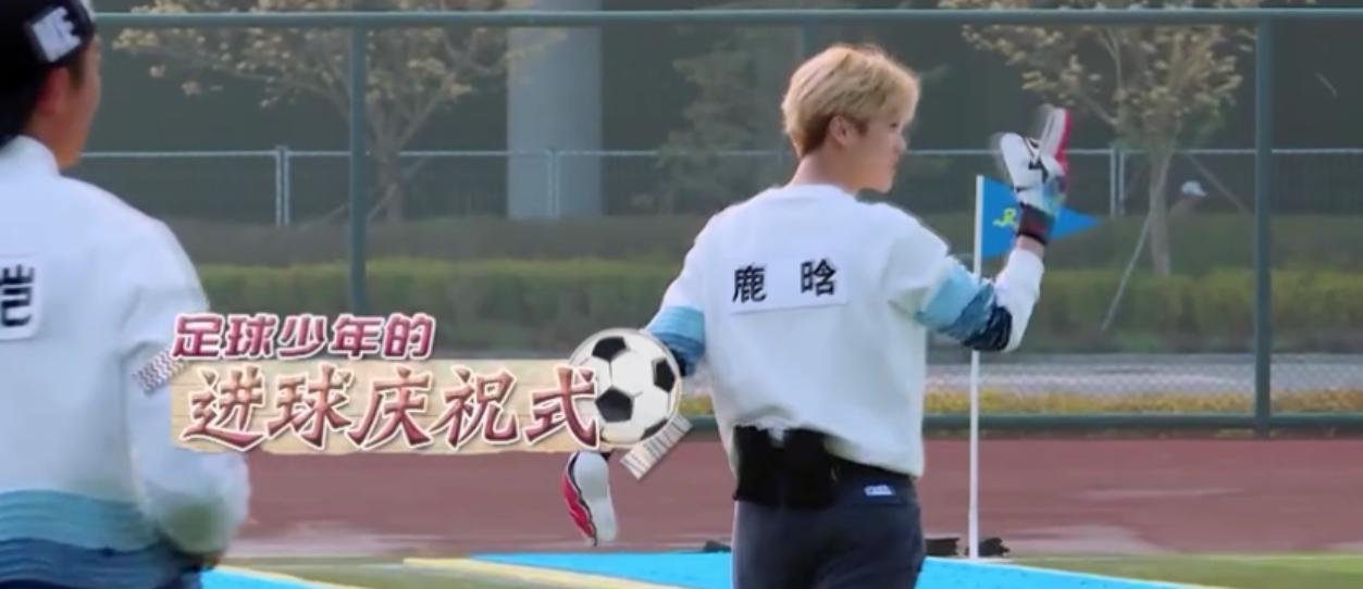 那么多路人甲都阻挡不了,鹿晗和热巴十指相扣对视