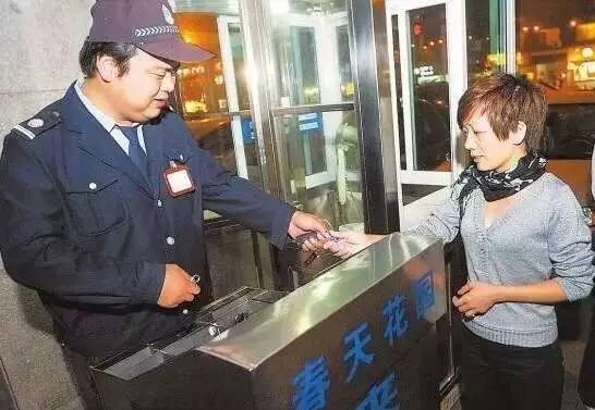 小区里乱停车挡道然后被锁了,小区里乱停车导致道路窄怎么举报