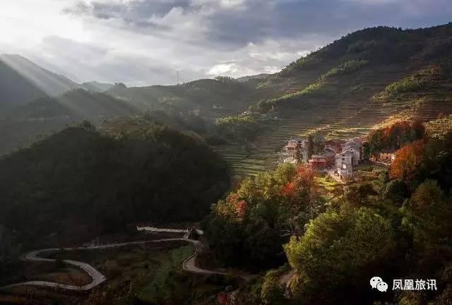 这座欧洲小城有个奇特壁画,这座中国魔幻建筑又把老外惊呆了