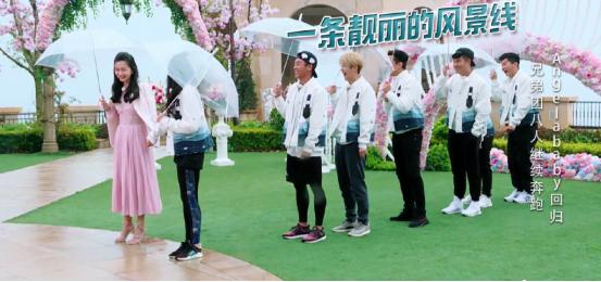 鹿晗迪丽热巴互相对视,鹿晗飞吻