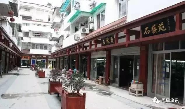 这座欧洲小城有个奇特壁画,这座中国魔幻建筑又把老外惊呆了