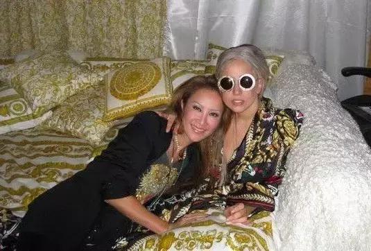 连贝克汉姆都为她牵马？最具国际范儿的超豪华朋友圈套餐曝光！