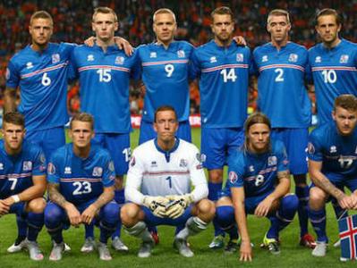 一个足球队有11人,一个足球队11人