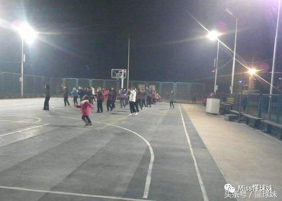 学会这招再也不怕卡粉啦,广场舞大妈和年轻人争抢篮球场地