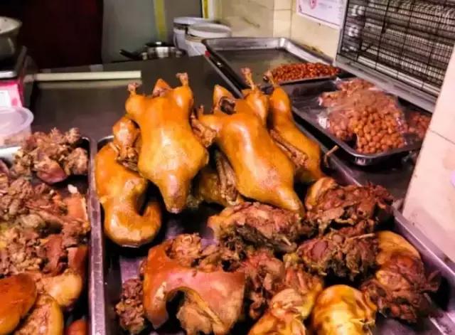 成都的夏夜，就适合穿起拖板儿鞋，整点卤菜，来盘冷啖杯！