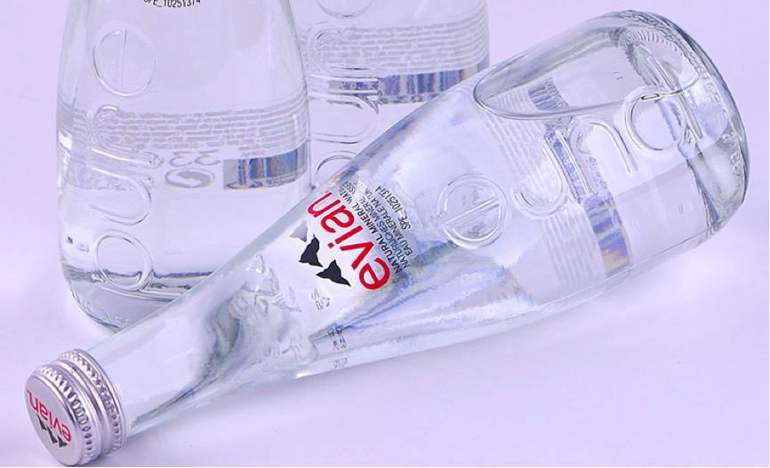 欢乐颂安迪喝的矿泉水,安迪喝的玻璃瓶矿泉水