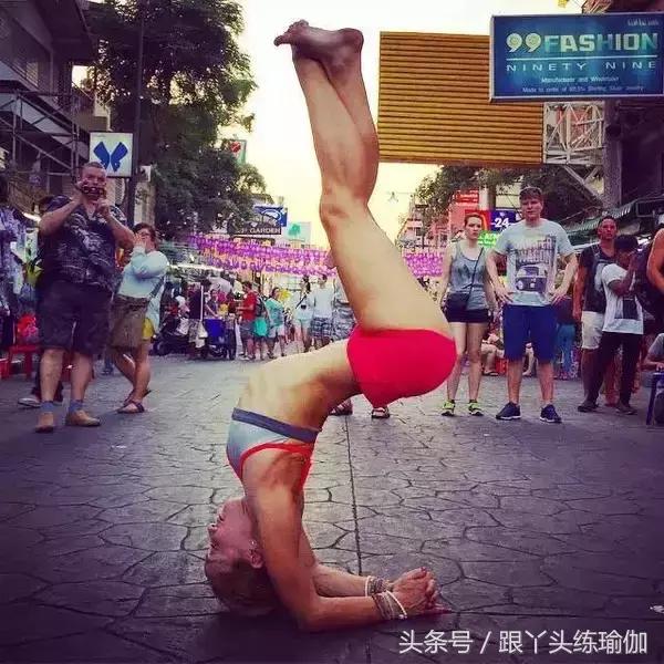 她是一名瑜伽教练英文,瑜伽老师环球旅行