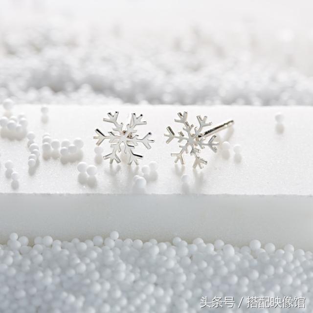 跟周冬雨学珠宝配饰搭配,周冬雨同款小众配饰