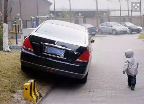 小区里乱停车挡道然后被锁了,小区里乱停车导致道路窄怎么举报