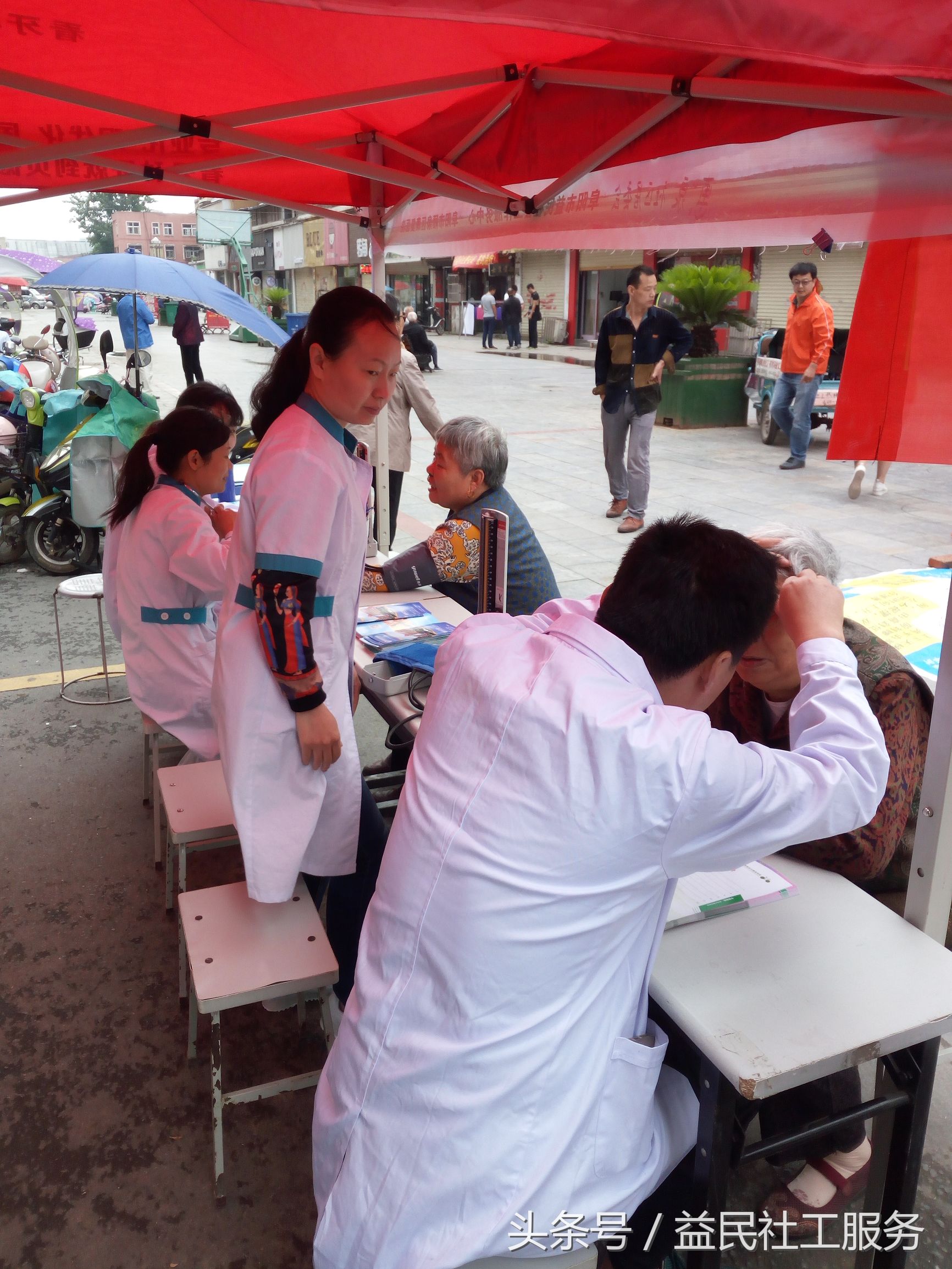 全国爱眼日：“目”浴阳光预防近视阜阳社工在行动