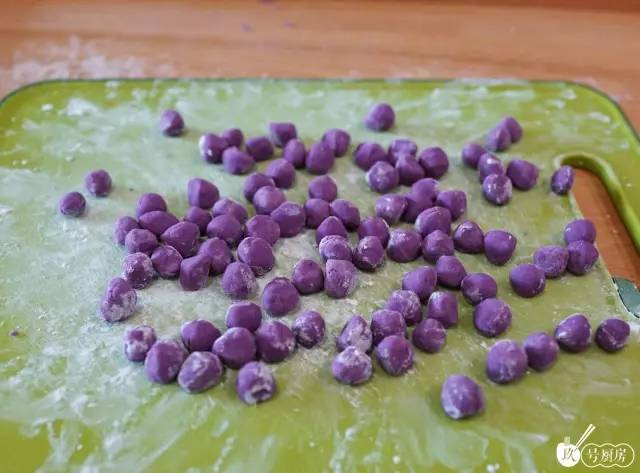 龟苓膏甜品教程,自己做的龟苓膏芋圆甜品很成功