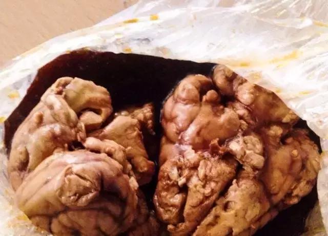 成都的夏夜，就适合穿起拖板儿鞋，整点卤菜，来盘冷啖杯！