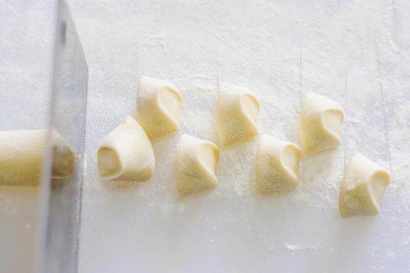 包饺子的好看又简单的方法教程,怎样包饺子又快又好看的详细教程