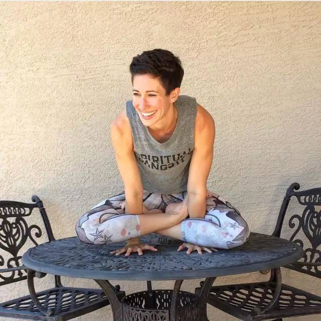 露腰露腿的季节到了瑜伽练起来,因为遇见你我遇见了更好的自己