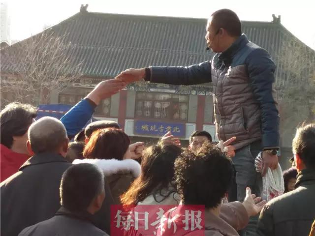 “送锅*局骗**”在天津上演，围观老人都被忽悠了，赶紧告诉家里人