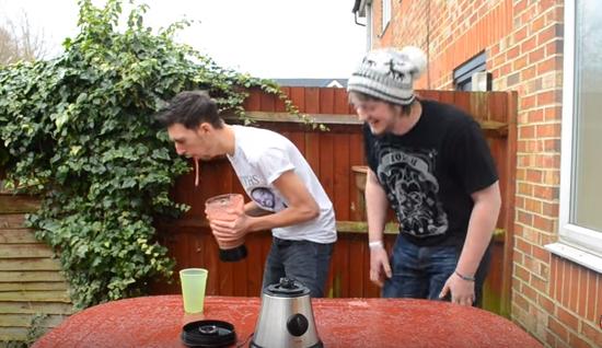 重口新高度！两男子“将活蛆搅碎后饮用”，看完我再也不想吃饭了