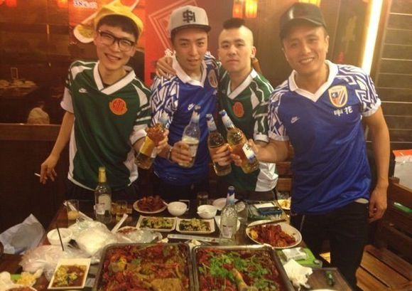 抡板凳，打城管，竖中指中超球迷*力暴**现代史