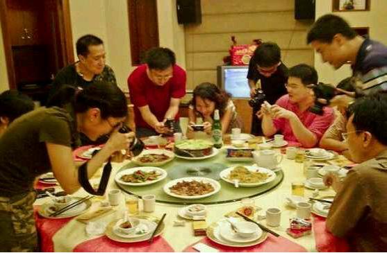 酒桌上要主动加别人微信怎么说,酒桌上主动让加微信竟然不同意