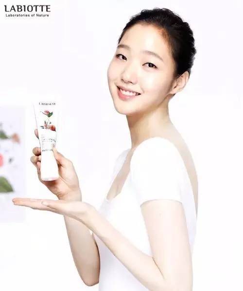 粉底们的《奶酪陷阱》：奶冻、微光、慕丝粉饼，谁还能赢气垫粉底