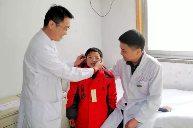 医者仁心温暖贫困患者,医者仁心施恩救小孩