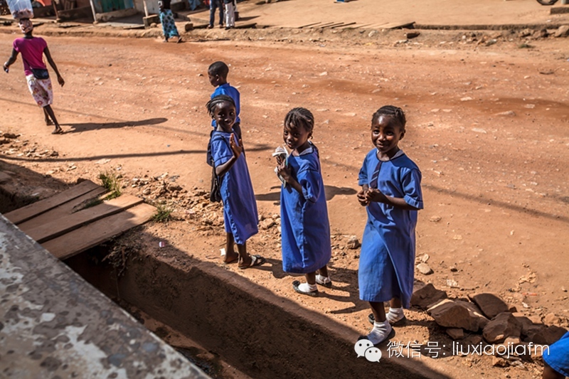 男人关心足球，女人关心发型