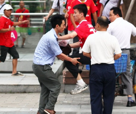 抡板凳，打城管，竖中指中超球迷*力暴**现代史