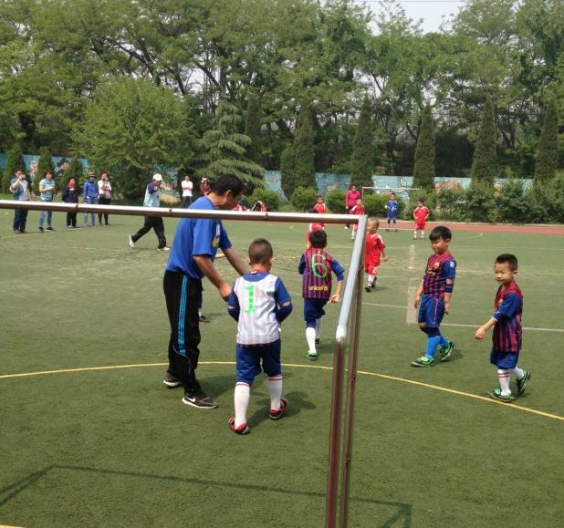 以校园足球为主题的作文,关于校园足球与中国梦的征文题目