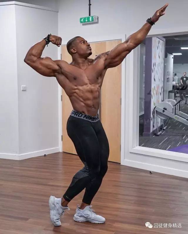 用雕刻刀雕刻动物,用木头雕刻熊猫