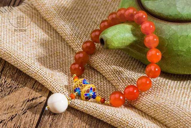 南红手串多年后有变化,南红手串跌价严重吗