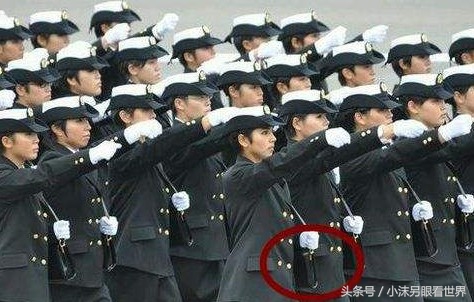 日本女兵为什么有挂包,日本女兵背着的小黑包