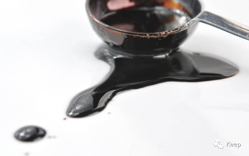 早上喝蜂蜜水还是盐水对便秘好,早上空腹喝蜂蜜水好还是淡盐水好