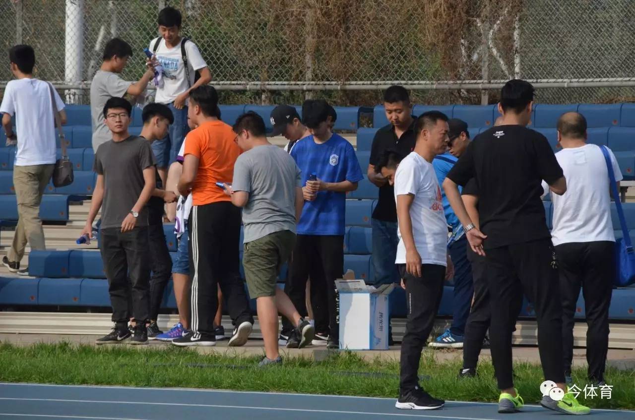 操场上的欢笑与篮球声,训练场上欢乐多