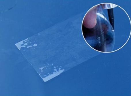 汽车前挡风玻璃被小石子打了小坑,汽车挡风玻璃被石子砸了一个小点